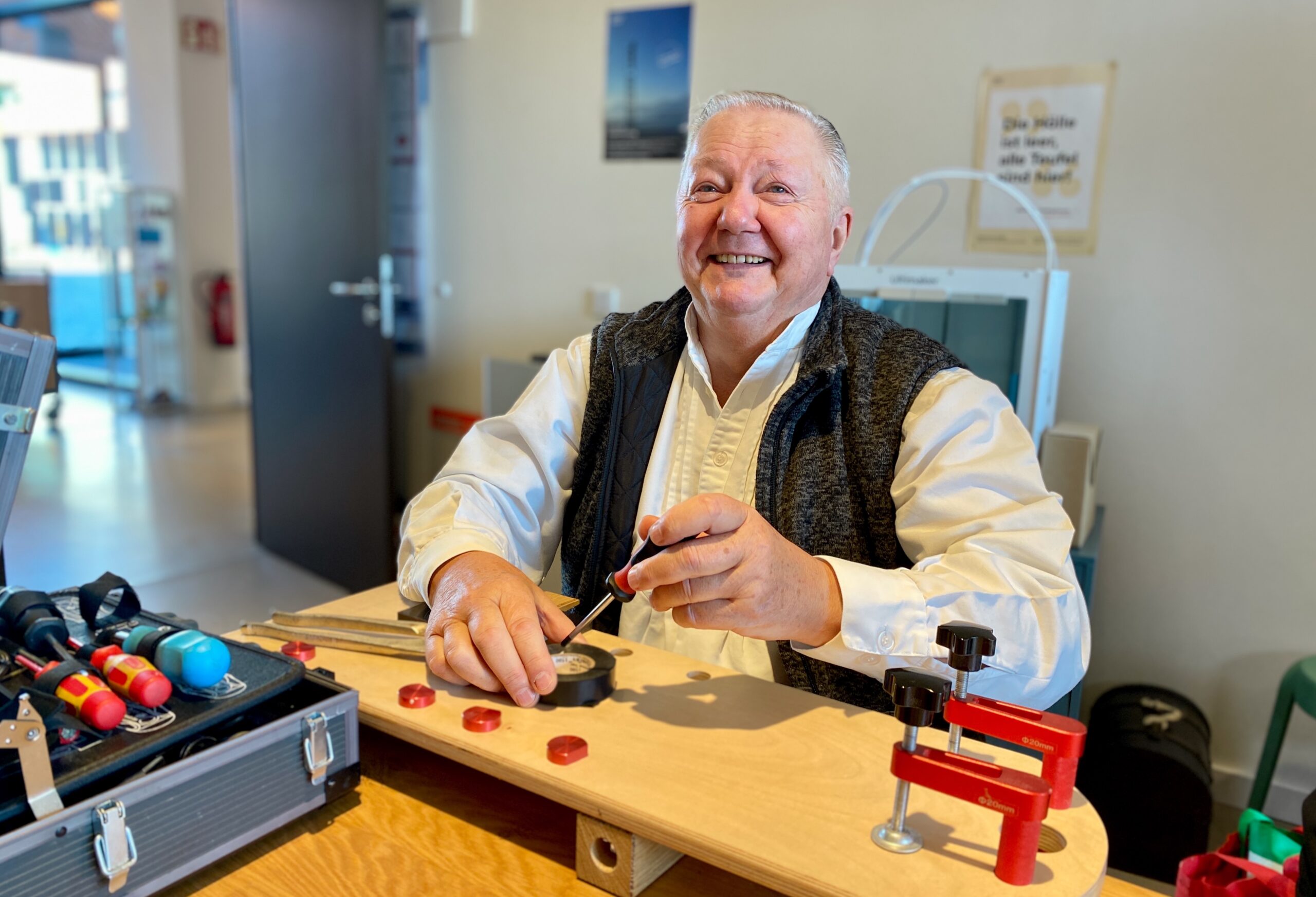 Du betrachtest gerade Kinderspielzeug reparieren, Fahrradwerkstatt – im Repair-Café Lauenburg